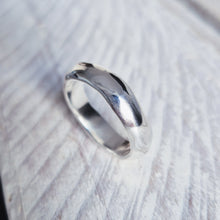 Load image into Gallery viewer, Men's FLOW Wedding Ring - Round Sea Glass Secretly Hidden Inside Band in Gold, Platinum or Silver