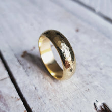Load image into Gallery viewer, Men's OCEAN Wedding Ring - Round Sea Glass Secretly Hidden Inside Band in Gold, Platinum or Silver